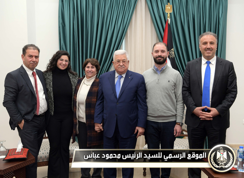 الرئيس عباس يستقبل وفدا من مركز 
عوشاق للفنون