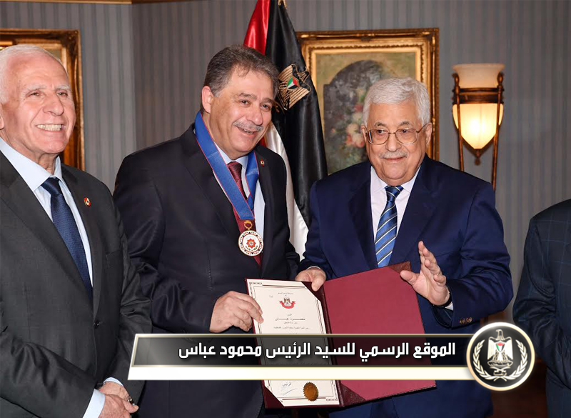 السيد الرئيس يمنح السفير أشرف 
دبورميدالية الاستحقاق والتميز 
الذهبية