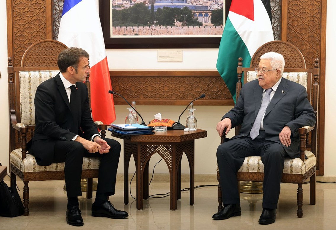 الرئيس لدى استقباله ماكرون: نطالب بوقف فوري للعدوان على شعبنا وعقد مؤتمر دولي للسلام