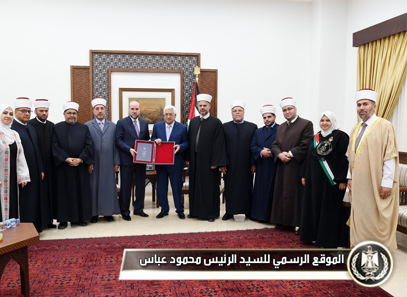 السيد الرئيس يتسلم التقرير السنوي 
لديوان قاضي قضاة فلسطين 
الشرعيين