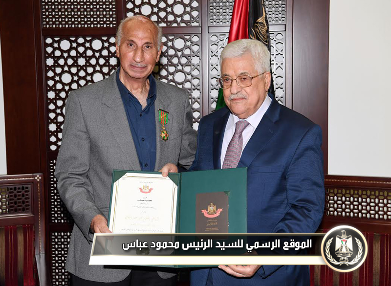السيد 
الرئيس يقلّد الرياضي فايز عبد العال رتبة الفارس من وسام 
القدس