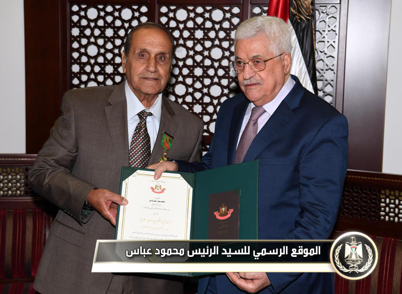 السيد الرئيس يقلد الرياضي المقدسي نادي 
خوري رتبة الفارس