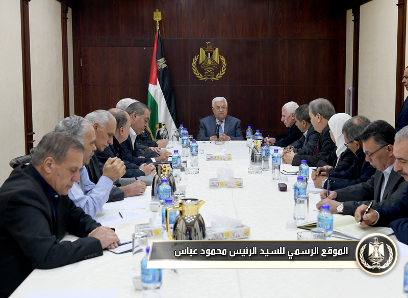 السيد الرئيس في مستهل اجتماع المركزية: نقف إلى جانب مصر في محاربة 
الإرهابأكد رئيس دولة فلسطين محمود عباس في مستهل اجتماع اللجنة المركزية 
لحركة فتح، مساء اليوم السبت، وقوفنا إلى جانب مصر في محاربتها للإرهاب أينما كان 
ومن أي جهة كانت.وقال الرئيس "نؤكد تضامننا مع الشعب المصري والرئيس المصري 
والحكومة المصرية، في وجه هذا الحادث المؤلم والخطير الذي جرى في سيناء، وأدى إلى 
استشهاد المئات من الأبرياء المصلين من أبناء الشعب المصري".وأضاف سيادته 
"سنتطرق في اجتماعنا إلى الاجتماعات التي تمت في القاهرة، للفصائل الفلسطينية حول 
المصالحة، إضافة إلى مواضيع أخرى تتعلق بالزيارات التي قمنا بها خلال هذه 
الفترة".