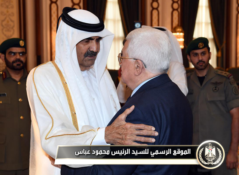 السيد الرئيس  أثناء تقديم واجب 
العزاء بوفاة الأمير خليفة بن حمد آل 
ثاني.