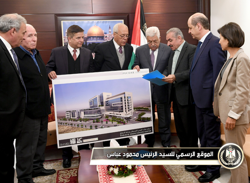 السيد الرئيس يتسلم المخطط 
النهائي لتصميم مركز خالد 
الحسن