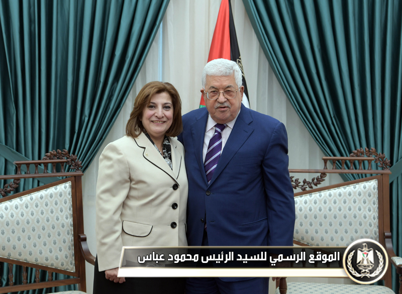 الرئيس عباس يستقبل رئيسة ديوان الفتوى 
والتشريعاستقبل 
رئيس دولة فلسطين محمود عباس، بمقر الرئاسة في مدينة رام الله، اليوم الخميس، رئيسة 
ديوان الفتوى والتشريع المستشار إيمان عبد الحميد.وأكد سيادته، أهمية دور ديوان 
الفتوى والتشريع في تنظيم التشريعات الفلسطينية.واشاد الرئيس، بدور المرأة 
الفلسطينية، التي أثبتت قدرتها على الإبداع والتميز في كل المناصب التي وصلت 
إليها.بدورها، أشادت عبد الحميد، بدعم السيد الرئيس المتواصل لعمل الديوان، 
وحرصه على استمرار دوره في مراجعة التشريعات، وإصدارها عبر الجريدة 
الرسمية.واكدت، أنه تم وضع خطط لتطوير عمل ديوان الفتوى والتشريع، بما يتلاءم 
والمهام الكبيرة الملقاة على عاتقه خلال المرحلة المقبلة.