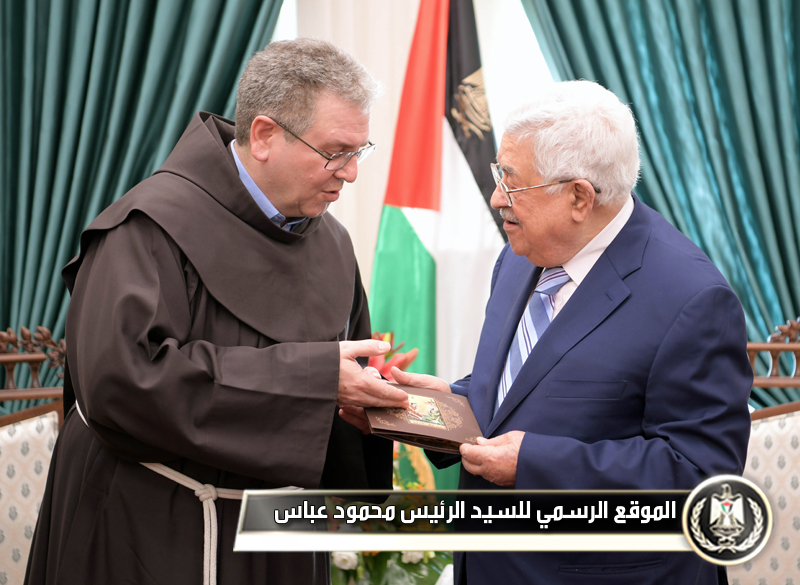 الرئيس عباس يتسلم دعوة حارس 
الأراضيالمقدسة لحضور قداس منتصف 
الليل.