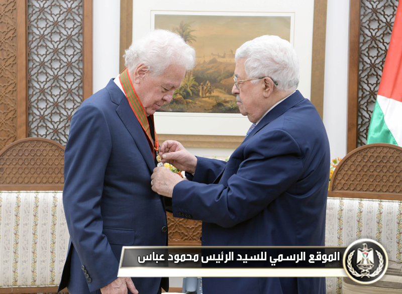 الرئيس 
عباس يمنح رجل الأعمال الحرازين نجمة الاستحقاق من وسام دولة 
فلسطين