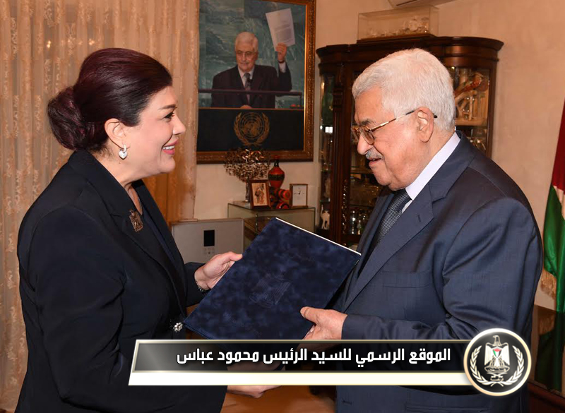 السيد الرئيس لدى تقبله أوراق اعتماد 
سفيرة العراق غير المقيمة لدى 
فلسطين.