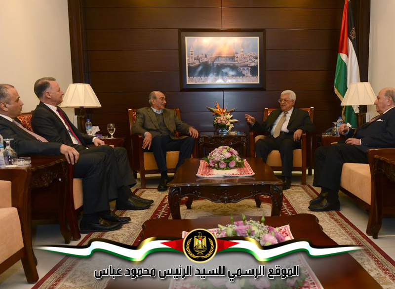 استقبل رئيس دولة فلسطين 
محمود عباس، مساء اليوم الاثنين، بمقر الرئاسة في مدينة رام الله، وفدا من رجال 
الأعمال ضم رئيس مجلس إدارة البنك العربي صبيح المصري، والمدير التنفيذي لمجموعة 
الاتصالات الفلسطينية عمار العكر، ورئيس مجلس إدارة شركة المشروبات الوطنية" كوكا 
كولا" زاهي خوري، ورجل الأعمال بشار المصري.