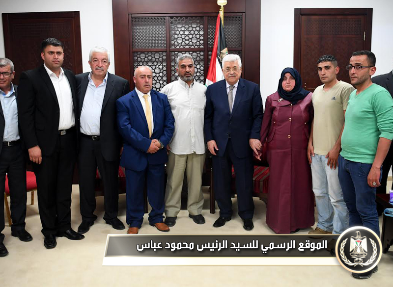 السيد الرئيس اثناء لقاء وفد من عائلات 
الشهداء والأسرى المضربين عن 
الطعام.