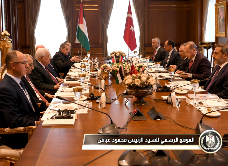 السيد الرئيس يجتمع مع نظيره 
التركي