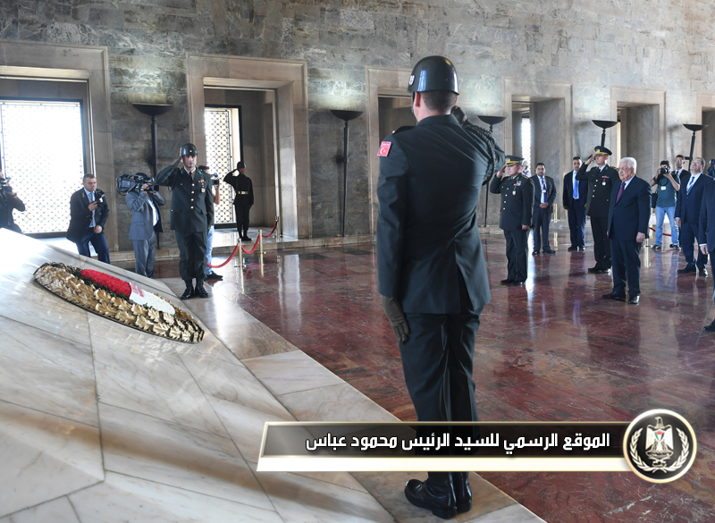 السيد الرئيس يضع إكليلا من الزهور على ضريح 
مؤسسالجمهورية التركية الحديثة مصطفى كمال 
أتاتورك