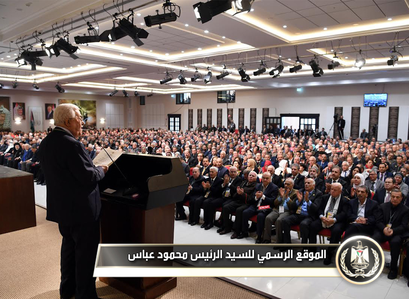 السيد الرئيس أثناء القاء كلمته في افتتاح 
أعمال المؤتمر السابع لحركة 
فتح.