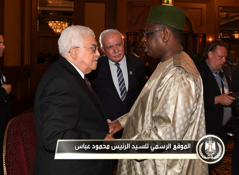 السيد الرئيس أثناء لقاء مع نظيره 
السنغالي ماكي سال.