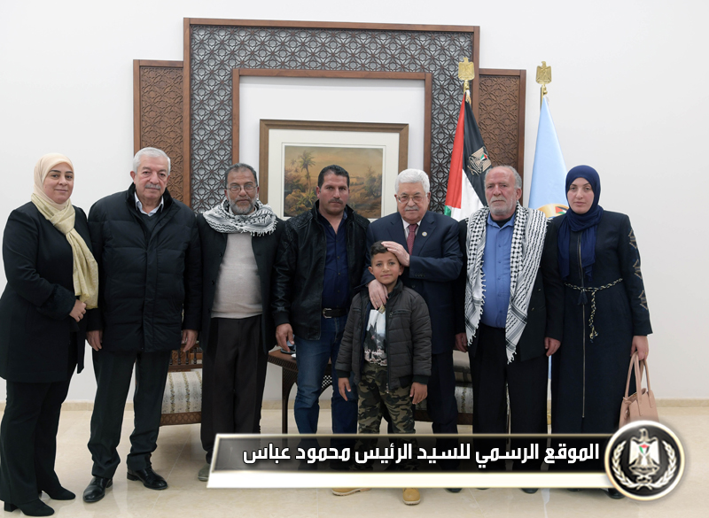 الرئيس عباس يستقبل والدة وعائلة 
الشهيد أيمن حامد