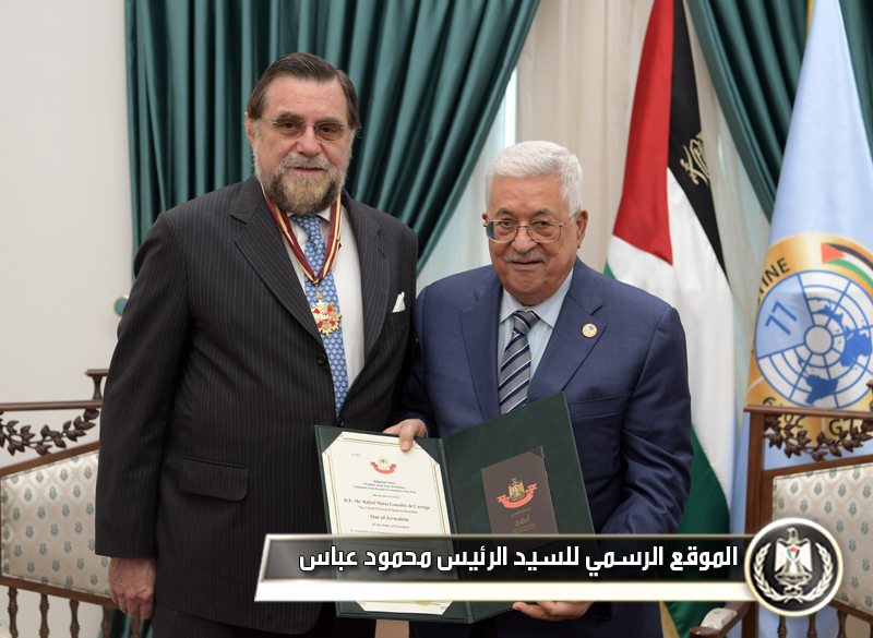 الرئيس عباس يقلد القنصل 
الإسباني"نجمة القدس" من وسام القدس