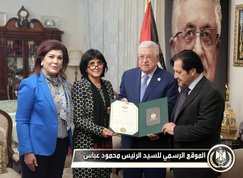الرئيس يمنح القائد العراقي 
الراحل اللواء الركن عمر علي وسام نجمة فلسطين 
العسكري