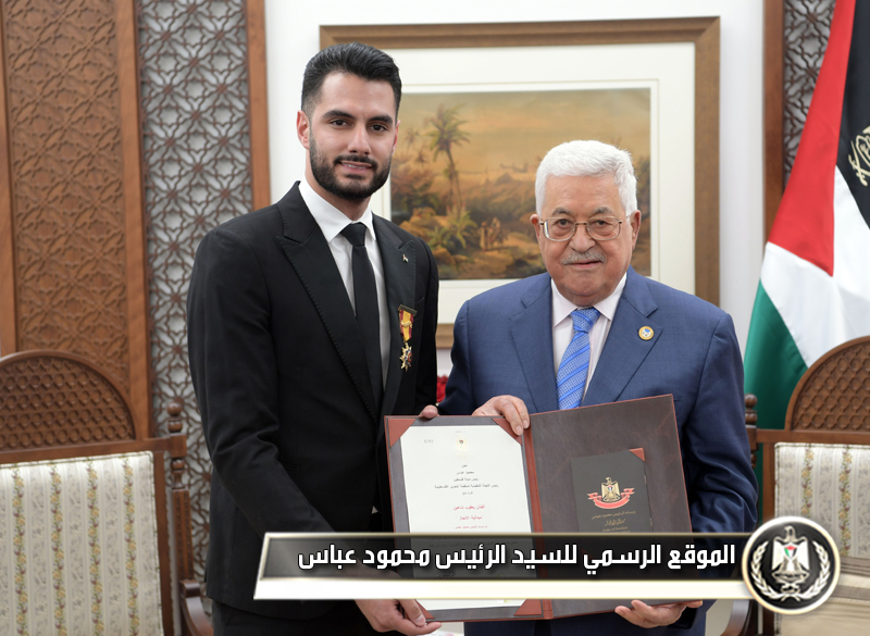 الرئيس عباس يقلد الفنان 
يعقوب شاهين - ميدالية 
الإنجاز
