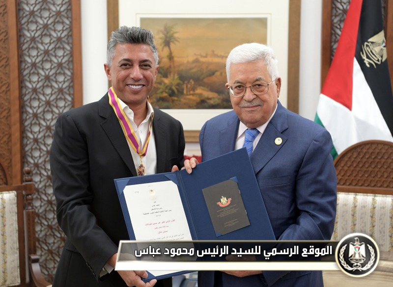 الرئيس عباس يقلد الفنان الأردني 
الكبير عمر العبداللات وسام الثقافة والعلوم والفنون "مستوى 
التألق"