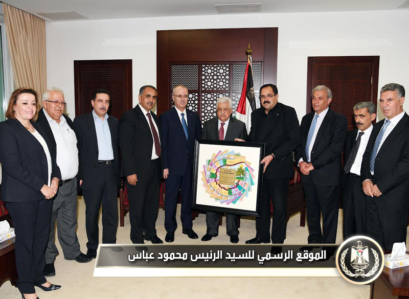 السيد الرئيس يتسلم النسخة الجديدة من 
المنهاج الفلسطيني