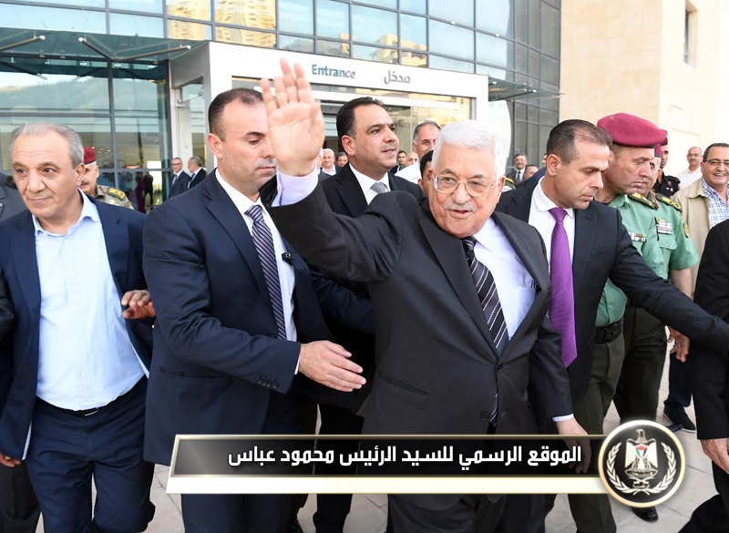 السيد الرئيس أثناء مغادرتة المستشفى 
الاستشاري.