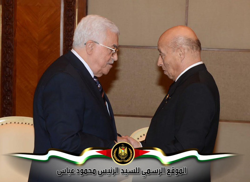 استقبل الرئيس محمود عباس، اليوم 
الاثنين، رئيس المجلس الوطني الجزائري محمد العربي ولد خليفة، في العاصمة 
الاندونيسية جاكرتا، حيث مشاركتهما في القمة الاستثنائية الخامسة للمؤتمر 
الإسلامي.