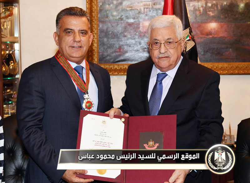 السيد الرئيس يقلد مدير عام الأمن 
العام اللبناني وسام نجمة 
الاستحقاق.
